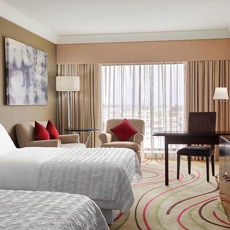 เลอ เมริเดียน เจดดาห์ Hotel ภายนอก รูปภาพ A guest room at the Sheraton Jumeirah Hotel
