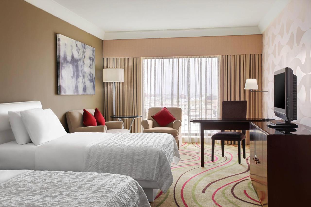 เลอ เมริเดียน เจดดาห์ Hotel ภายนอก รูปภาพ A guest room at the Sheraton Jumeirah Hotel