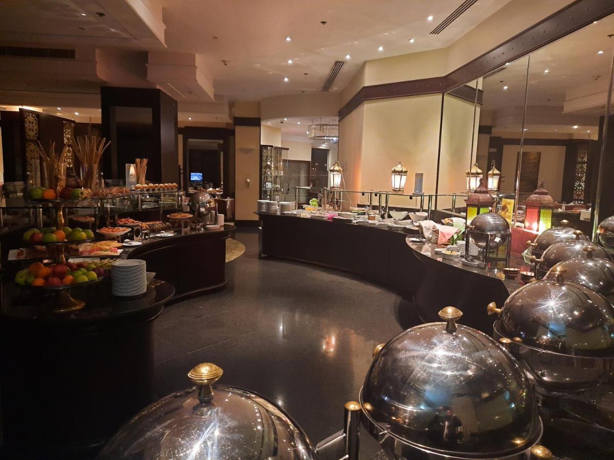 เลอ เมริเดียน เจดดาห์ Hotel ภายนอก รูปภาพ The buffet at the hotel