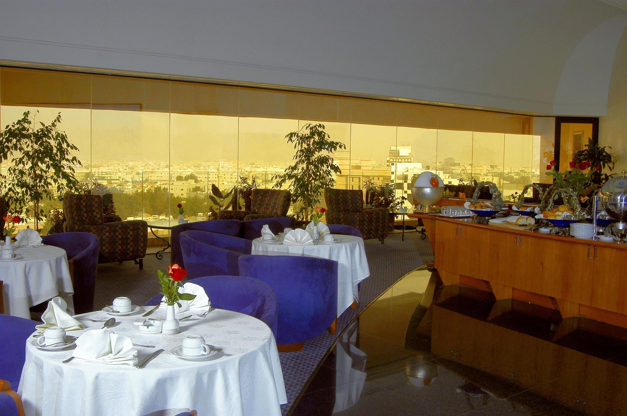 เลอ เมริเดียน เจดดาห์ Hotel ภายนอก รูปภาพ The restaurant