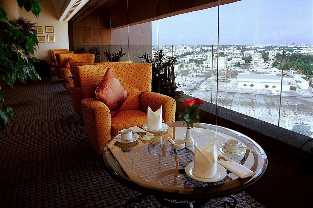 เลอ เมริเดียน เจดดาห์ Hotel ร้านอาหาร รูปภาพ The lounge at the airport