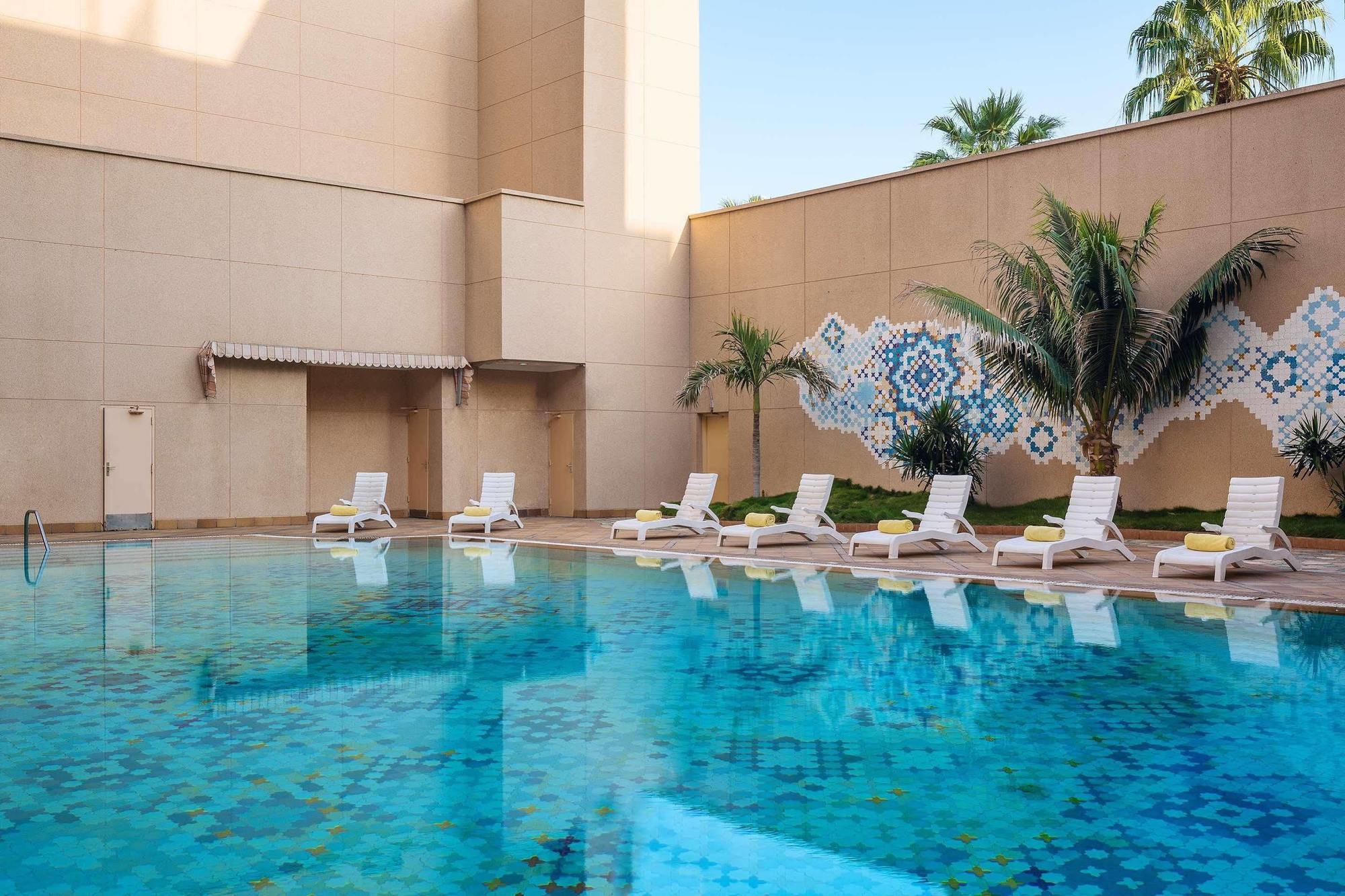 เลอ เมริเดียน เจดดาห์ Hotel ภายนอก รูปภาพ Swimming pool at the hotel