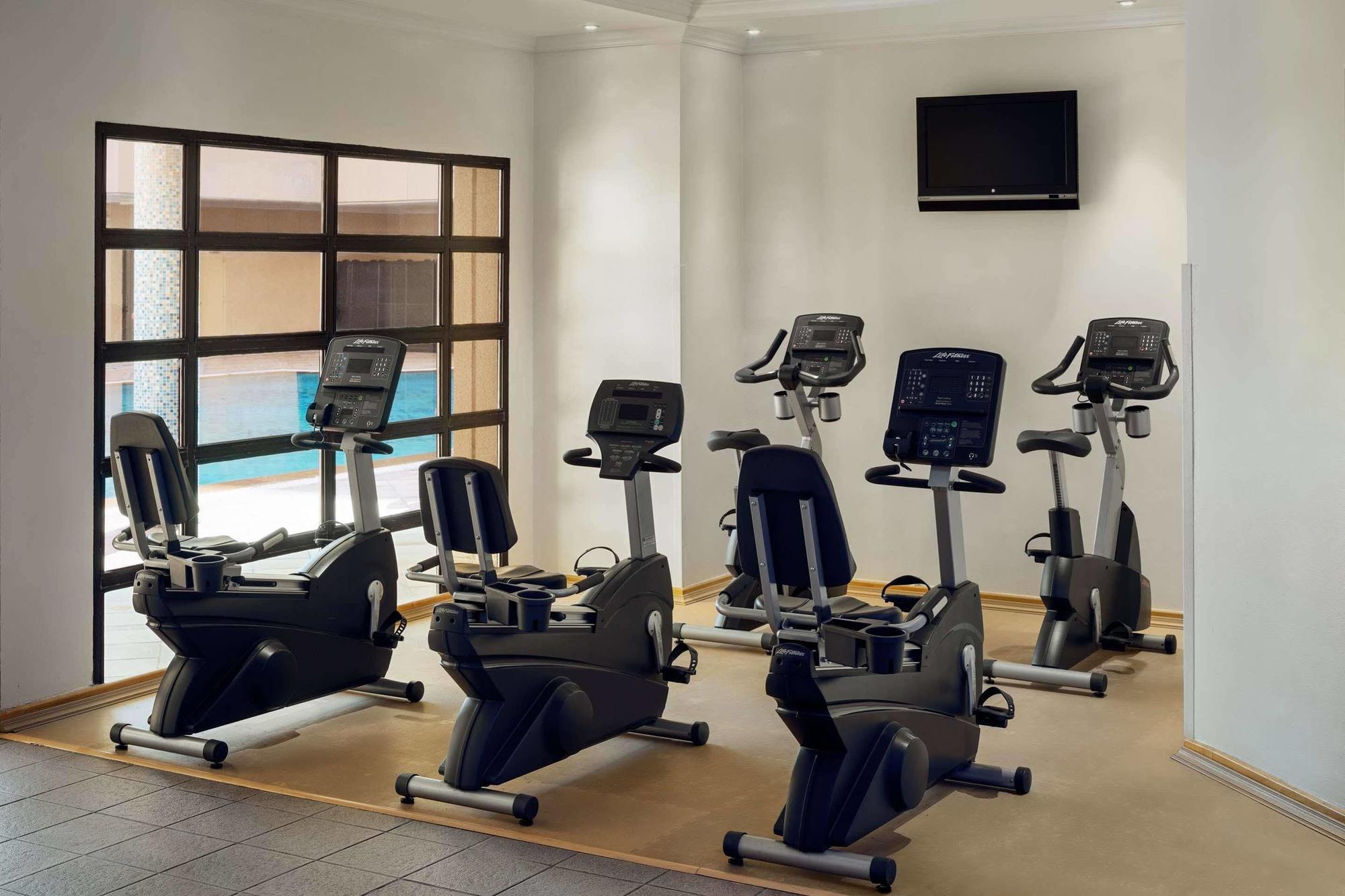 เลอ เมริเดียน เจดดาห์ Hotel ภายนอก รูปภาพ Recumbent bikes