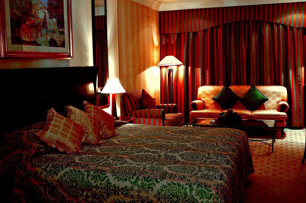 เลอ เมริเดียน เจดดาห์ Hotel ภายนอก รูปภาพ A bedroom at the hotel
